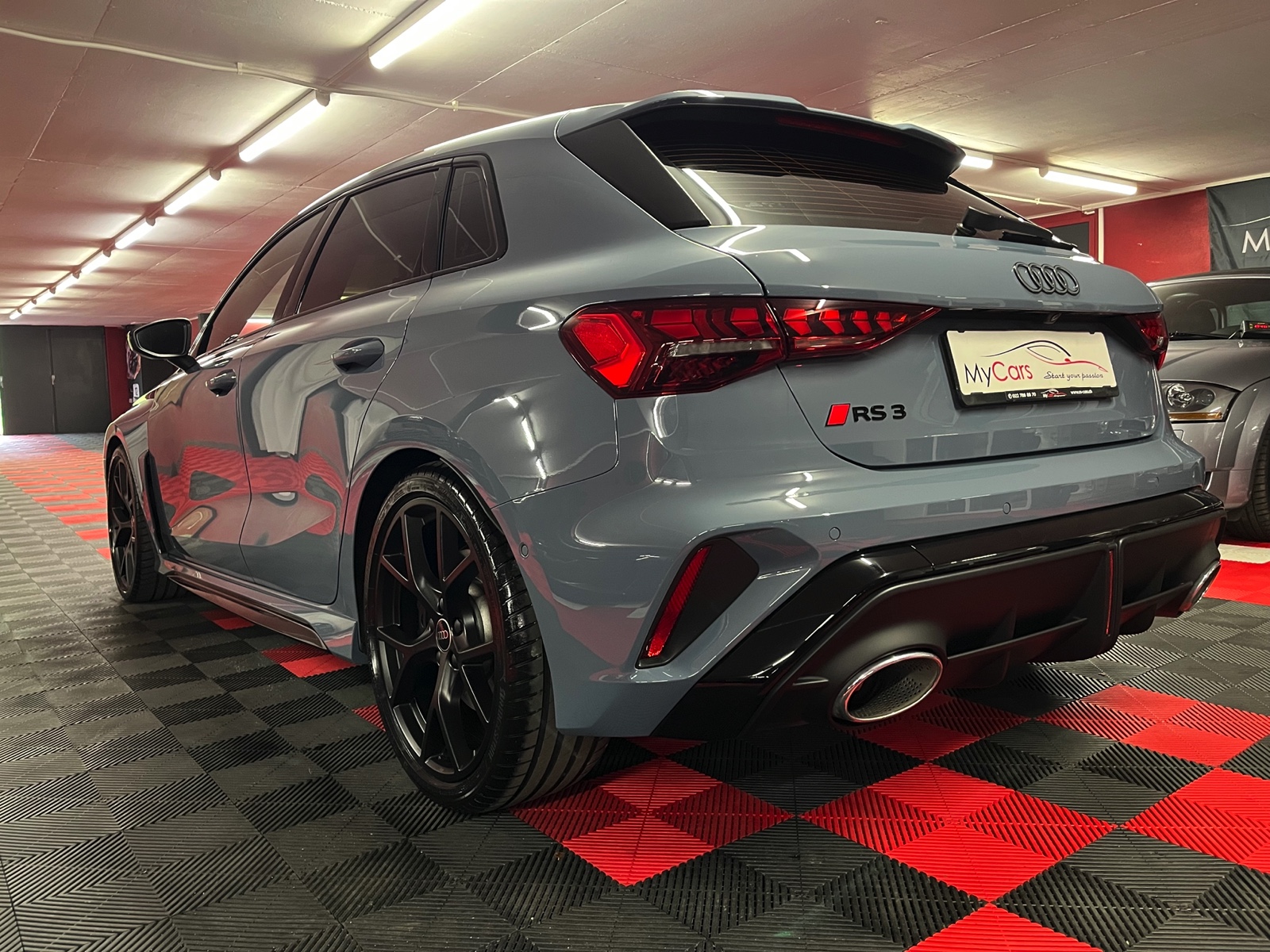 
								AUDI RS3 Sportback 2.5 TSI quattro S-tronic en plein écran									