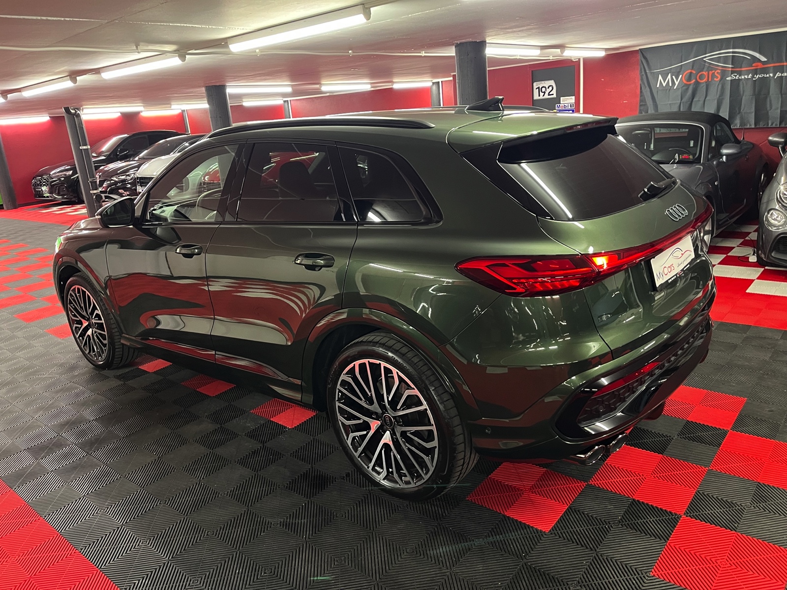 
								AUDI SQ5 TFSI quattro S-tronic en plein écran									