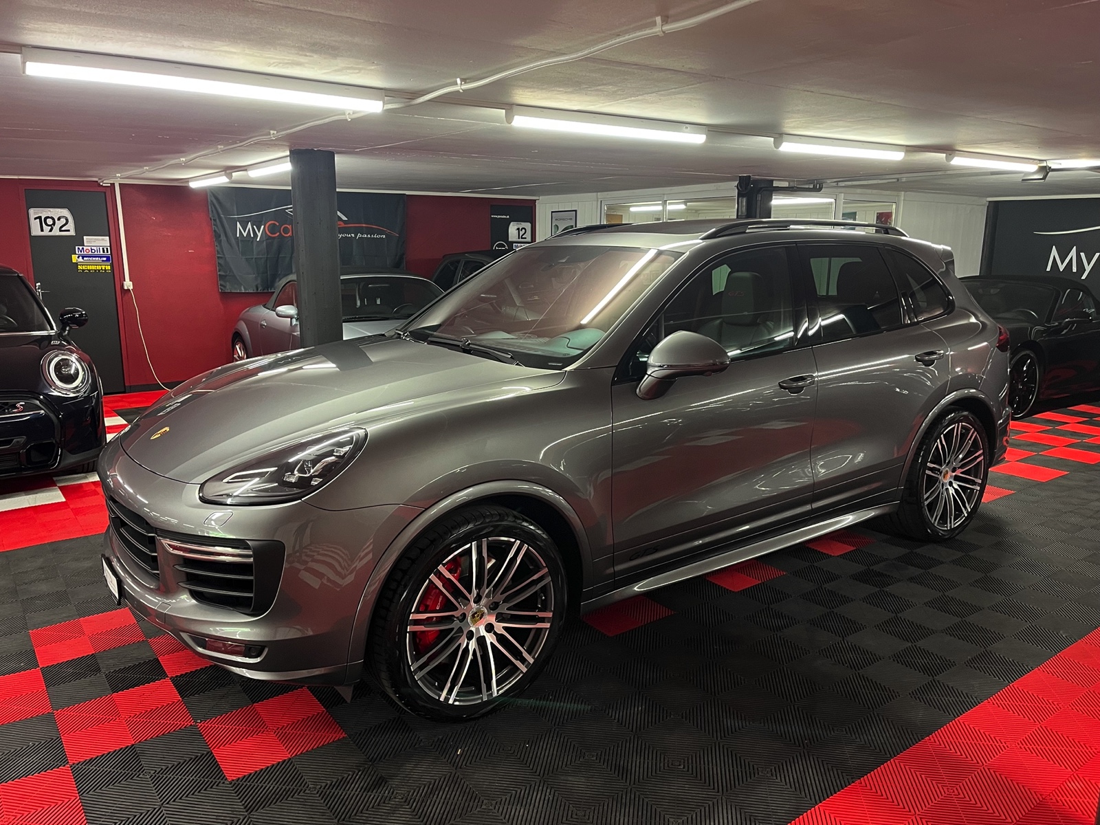 
								PORSCHE Cayenne GTS en plein écran									