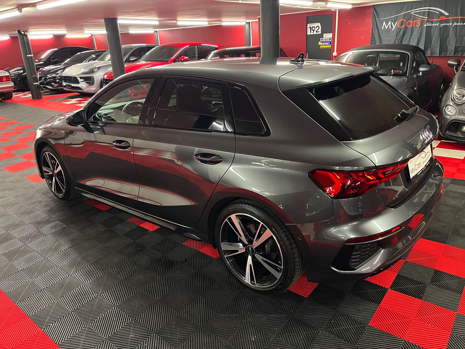 
								AUDI A3 Sportback 35 TFSI S line S-tronic en plein écran									