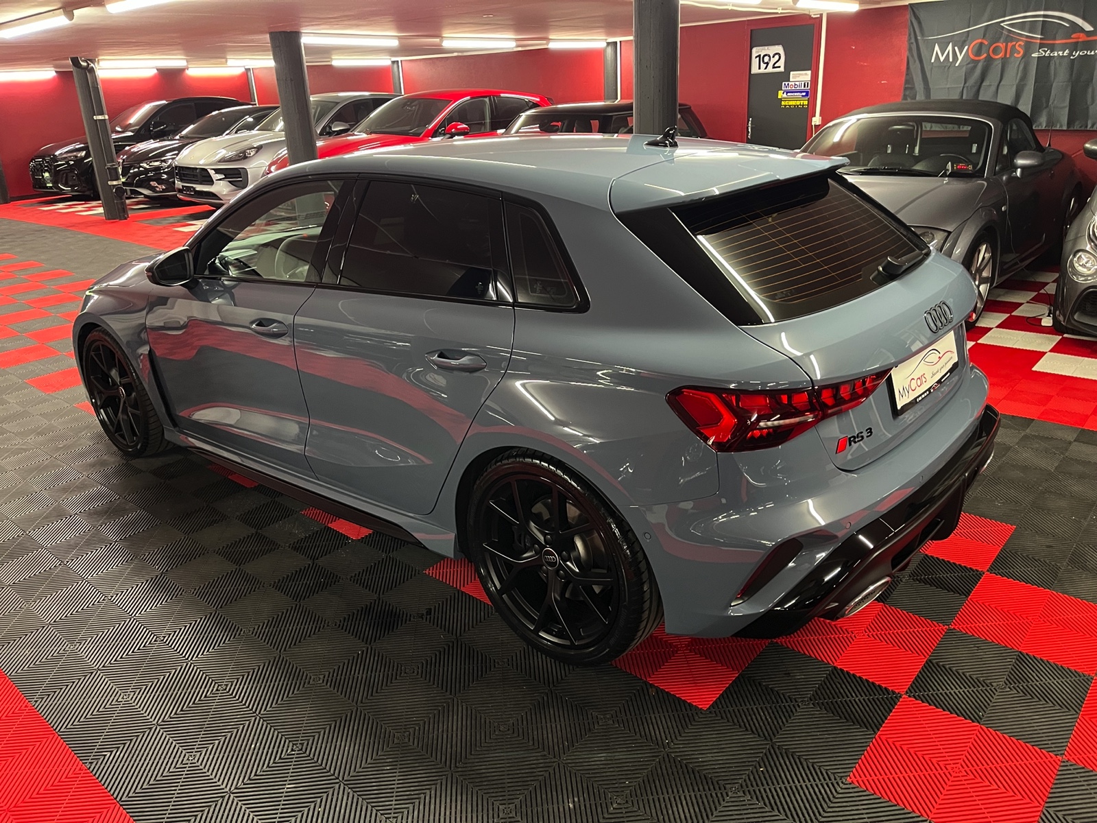 
								AUDI RS3 Sportback 2.5 TSI quattro S-tronic en plein écran									