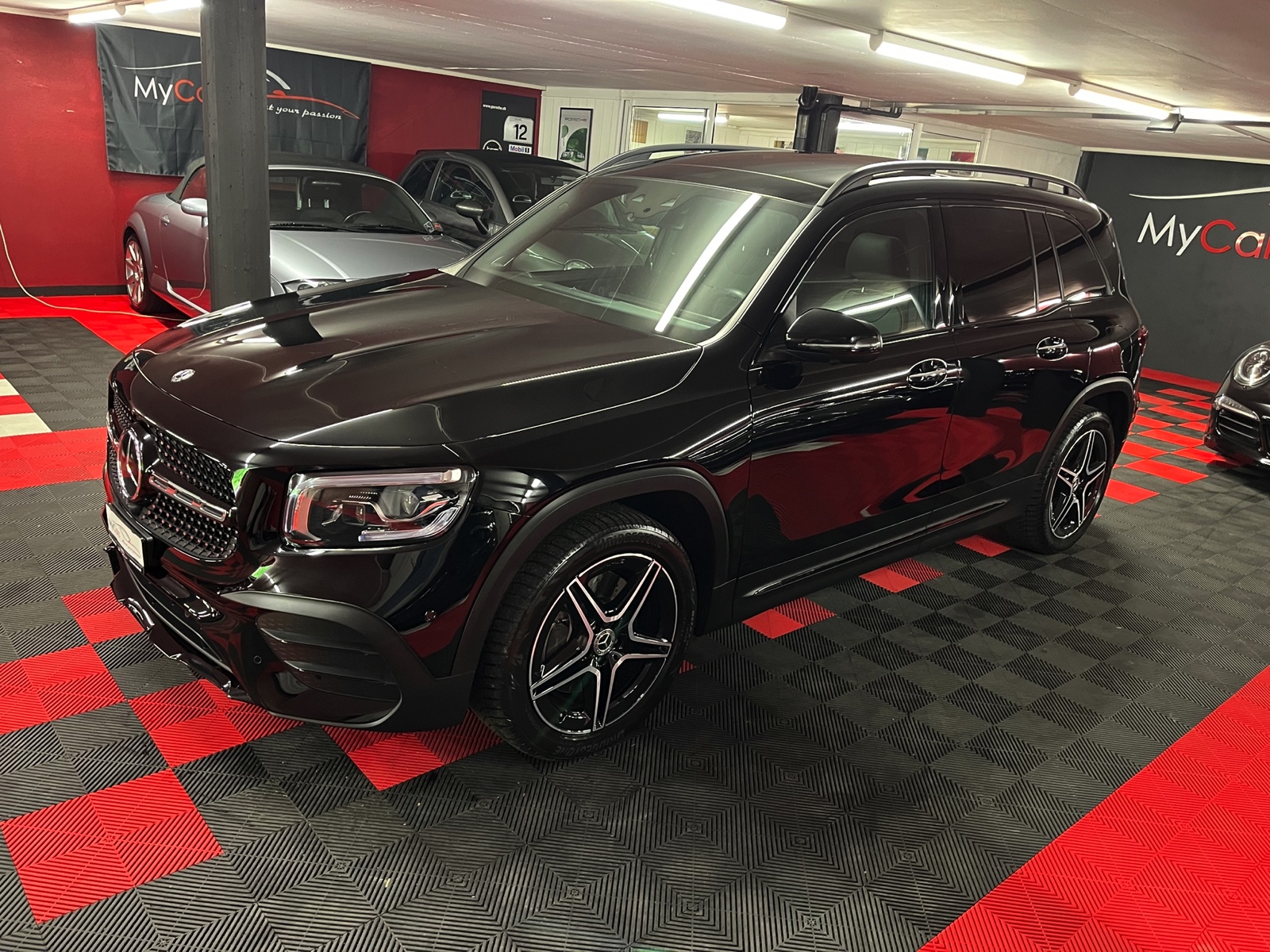 
								MERCEDES-BENZ GLB 250 4Matic AMG Line 8G-Tronic en plein écran									