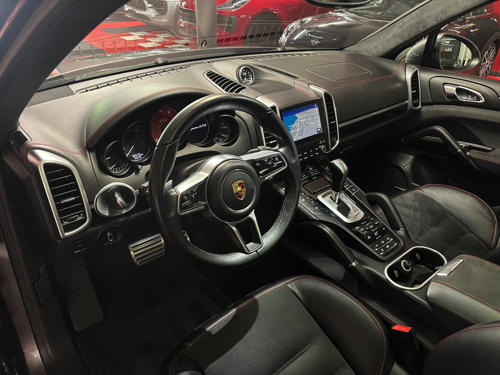
								PORSCHE Cayenne GTS en plein écran									