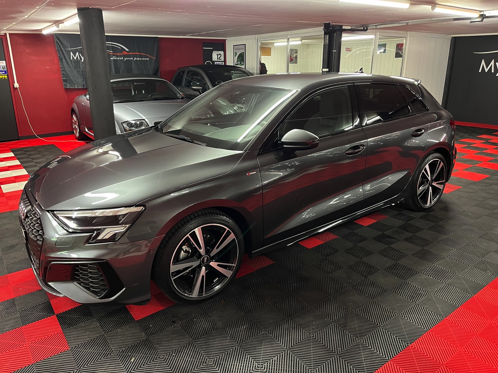 
								AUDI A3 Sportback 35 TFSI S line S-tronic en plein écran									