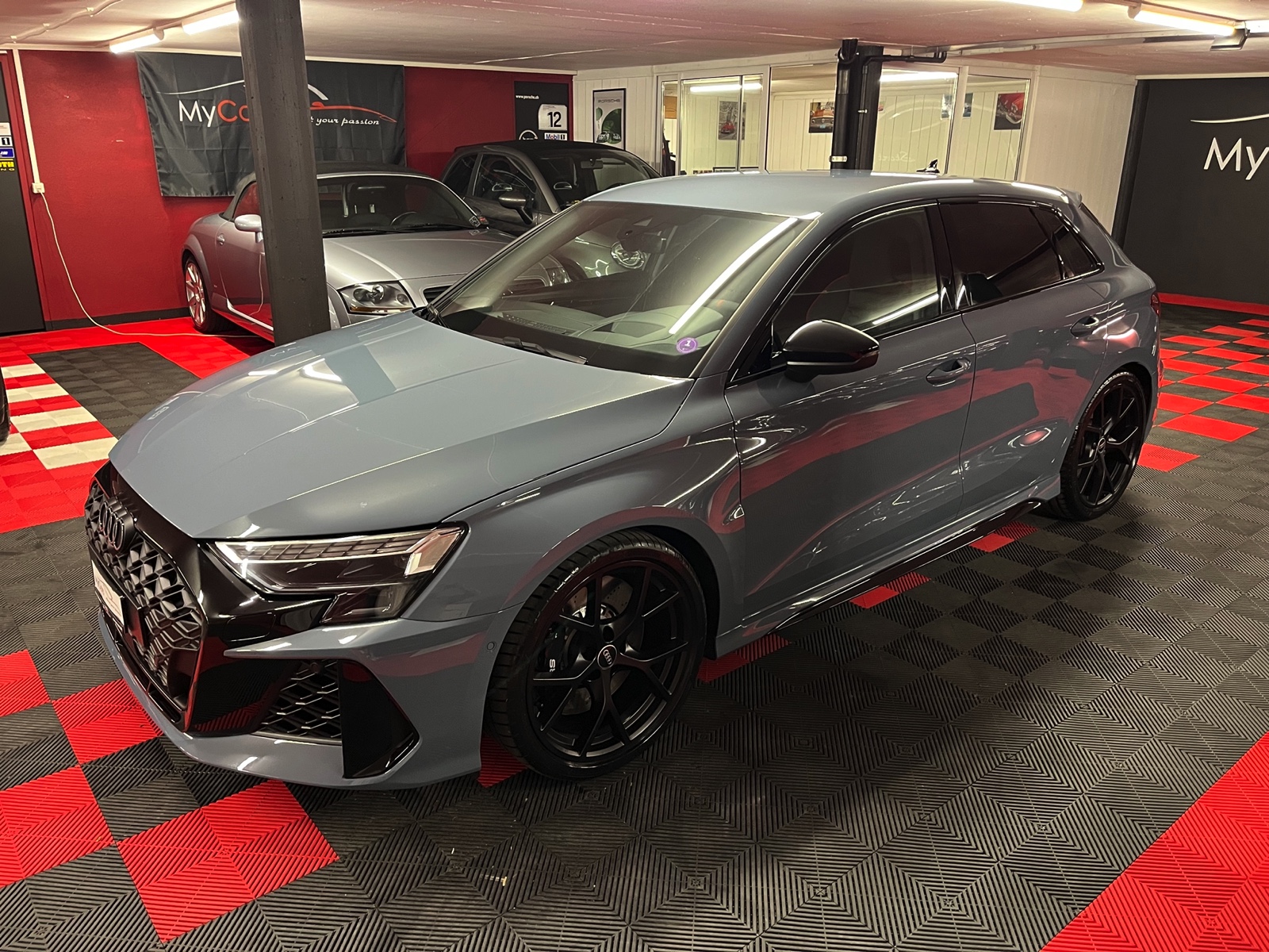 
								AUDI RS3 Sportback 2.5 TSI quattro S-tronic en plein écran									