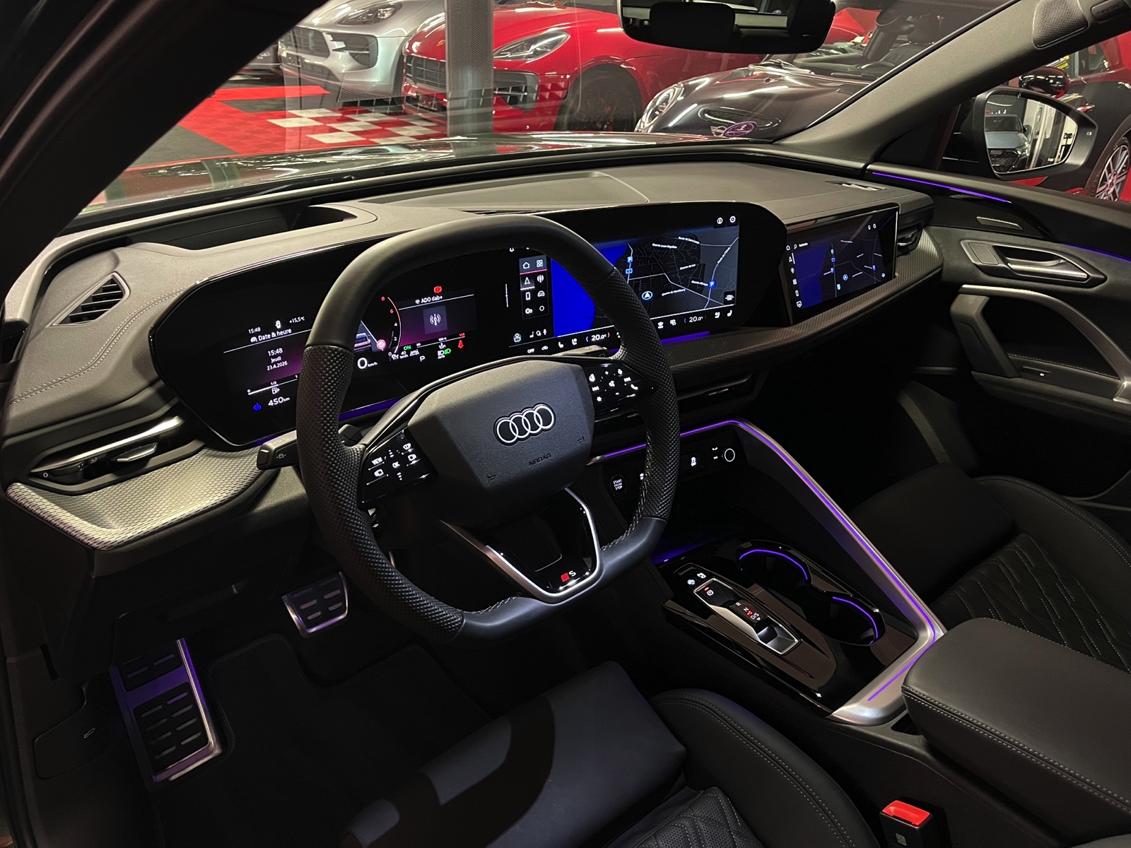 
								AUDI SQ5 TFSI quattro S-tronic en plein écran									