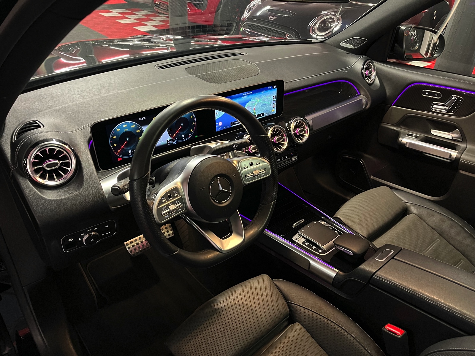 
								MERCEDES-BENZ GLB 250 4Matic AMG Line 8G-Tronic en plein écran									