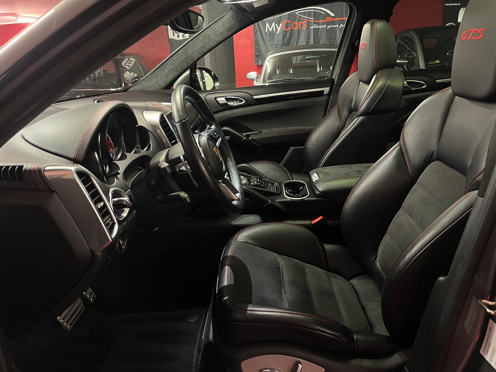 
								PORSCHE Cayenne GTS en plein écran									