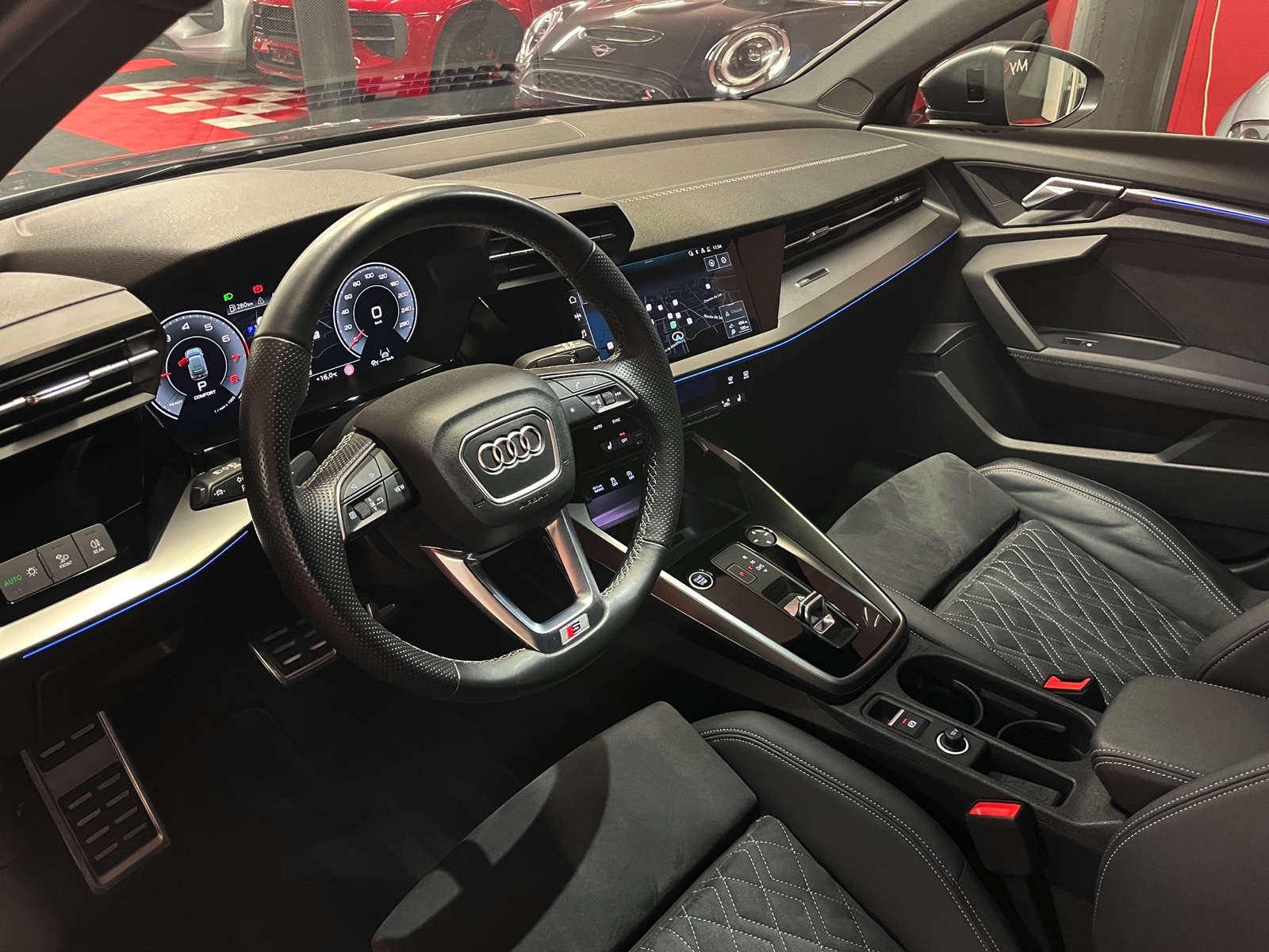 
								AUDI A3 Sportback 35 TFSI S line S-tronic en plein écran									