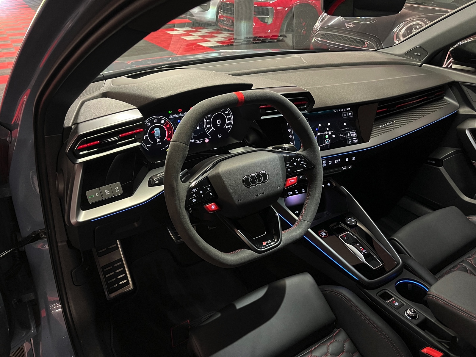 
								AUDI RS3 Sportback 2.5 TSI quattro S-tronic en plein écran									