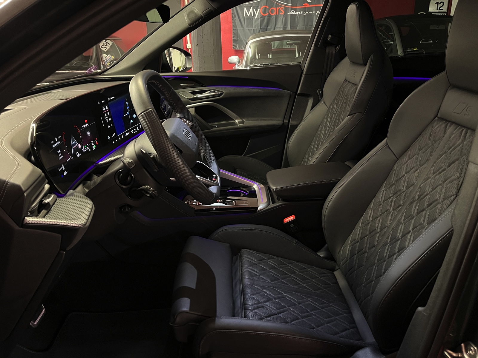 
								AUDI SQ5 TFSI quattro S-tronic en plein écran									