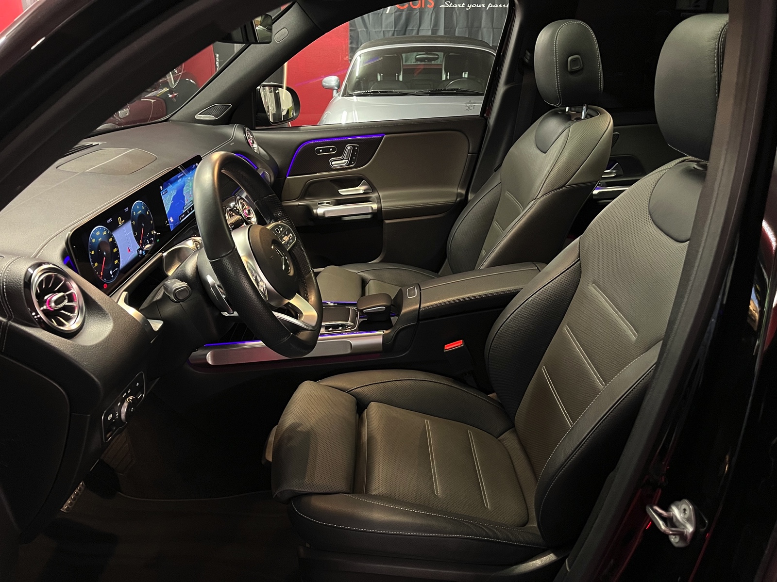 
								MERCEDES-BENZ GLB 250 4Matic AMG Line 8G-Tronic en plein écran									