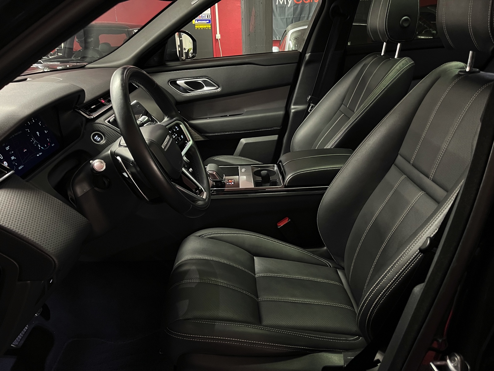 
								LAND ROVER Range Rover Velar R-Dynamic P 250 SE Automatic en plein écran									