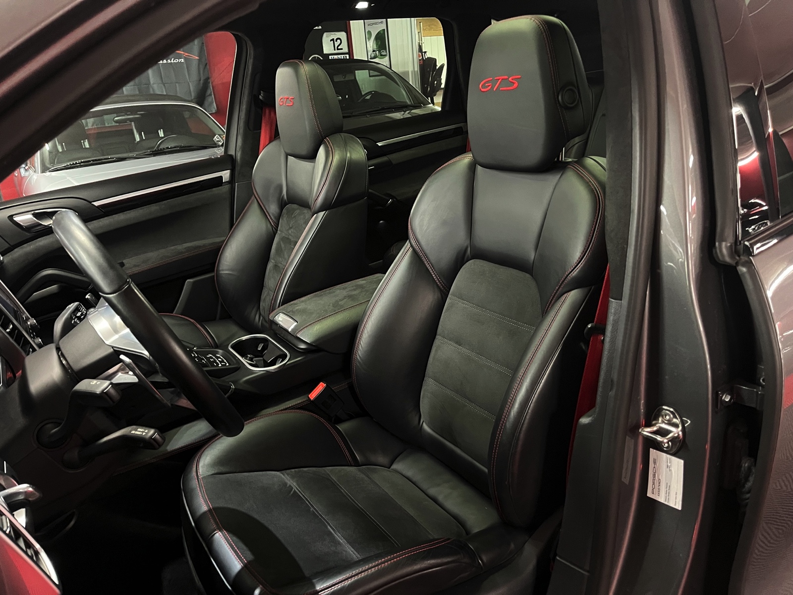 
								PORSCHE Cayenne GTS en plein écran									