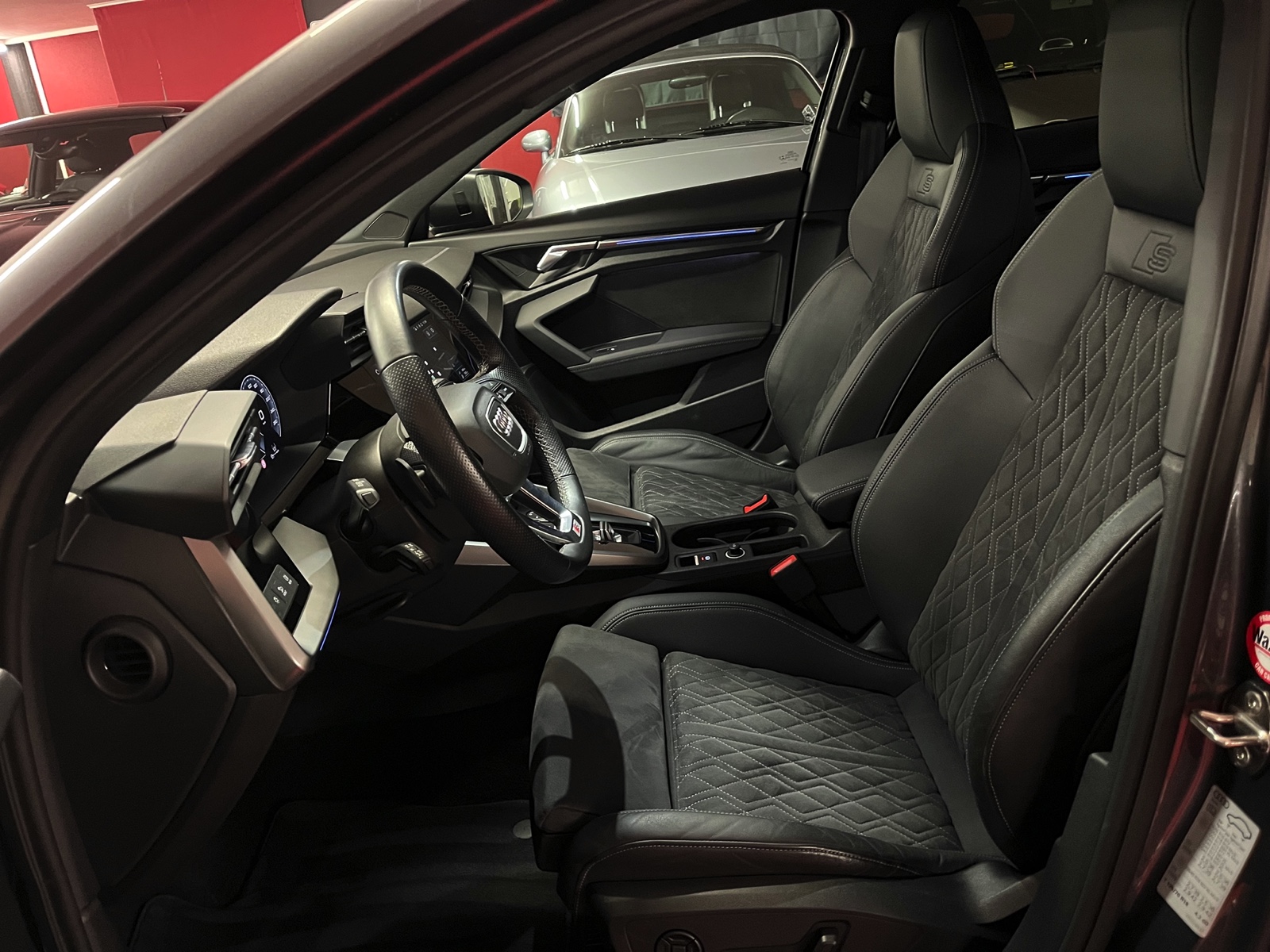 
								AUDI A3 Sportback 35 TFSI S line S-tronic en plein écran									