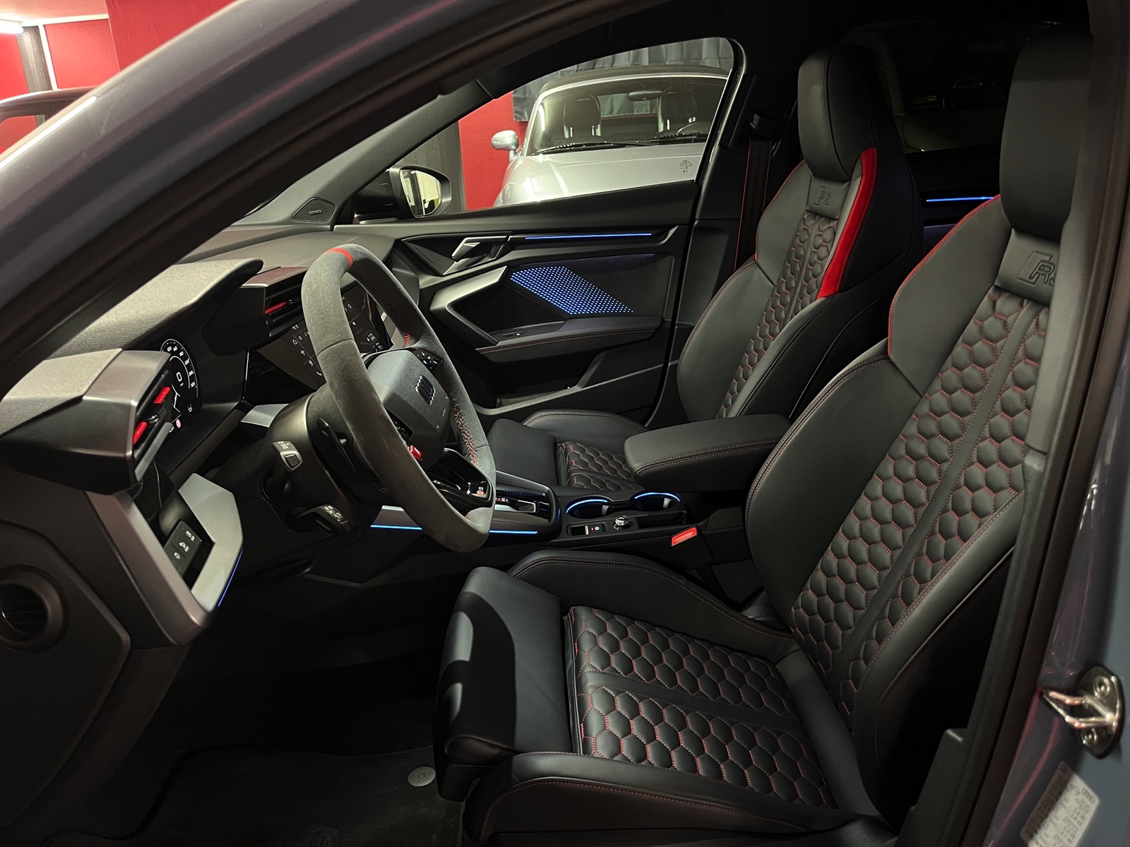 
								AUDI RS3 Sportback 2.5 TSI quattro S-tronic en plein écran									