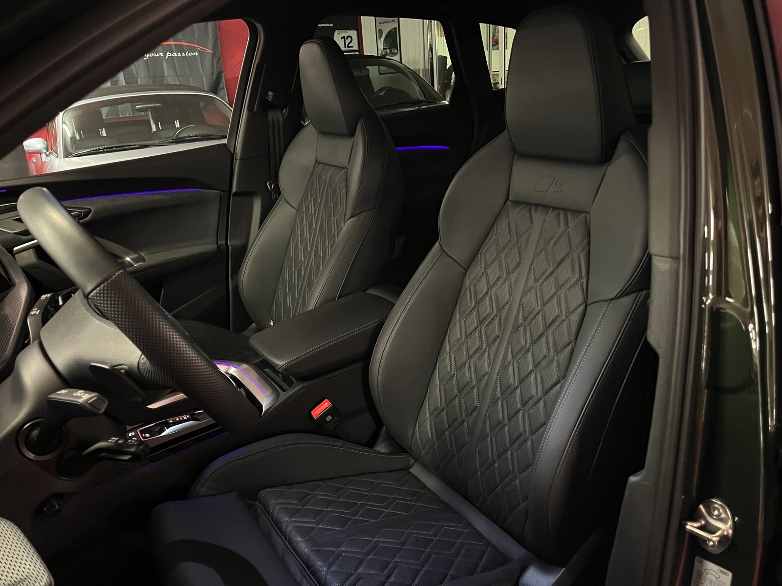 
								AUDI SQ5 TFSI quattro S-tronic en plein écran									