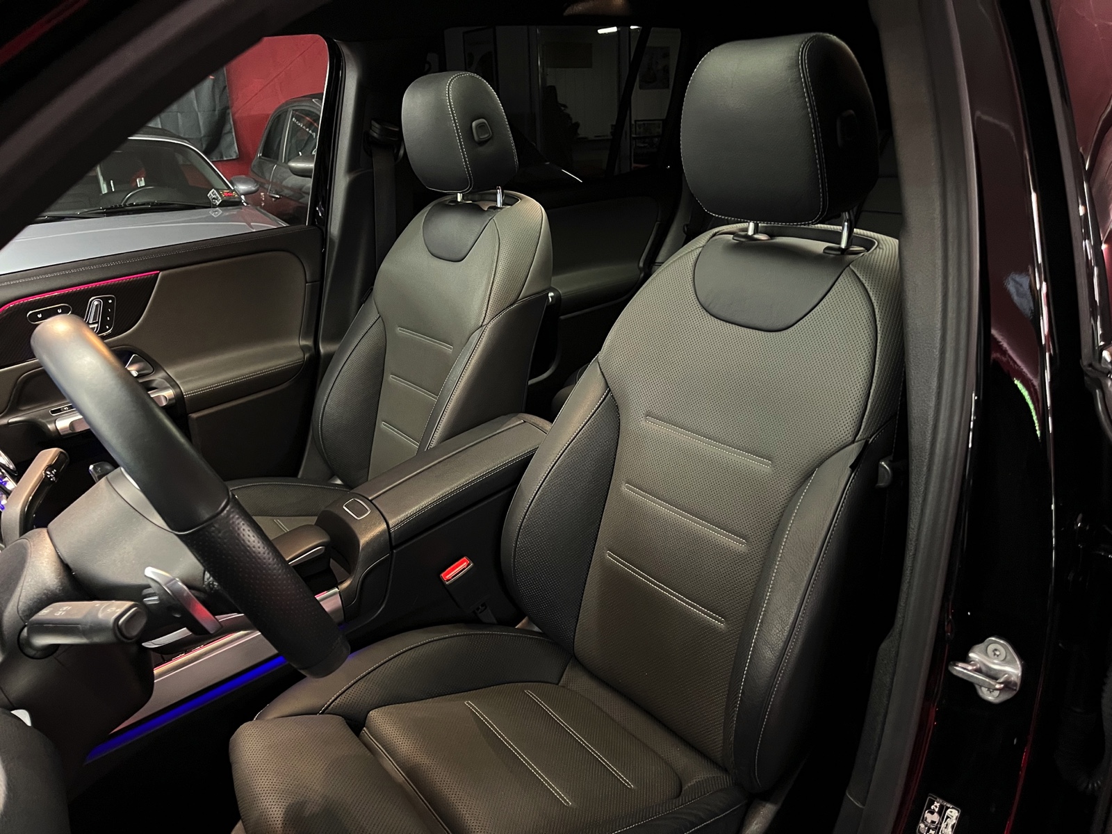 
								MERCEDES-BENZ GLB 250 4Matic AMG Line 8G-Tronic en plein écran									