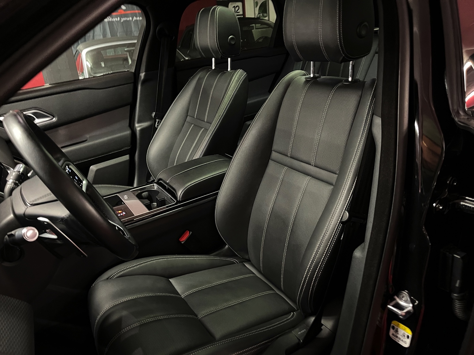 
								LAND ROVER Range Rover Velar R-Dynamic P 250 SE Automatic en plein écran									