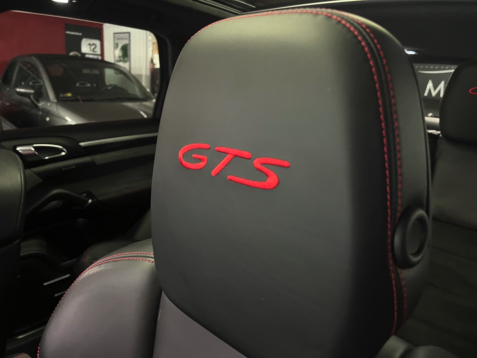
								PORSCHE Cayenne GTS en plein écran									