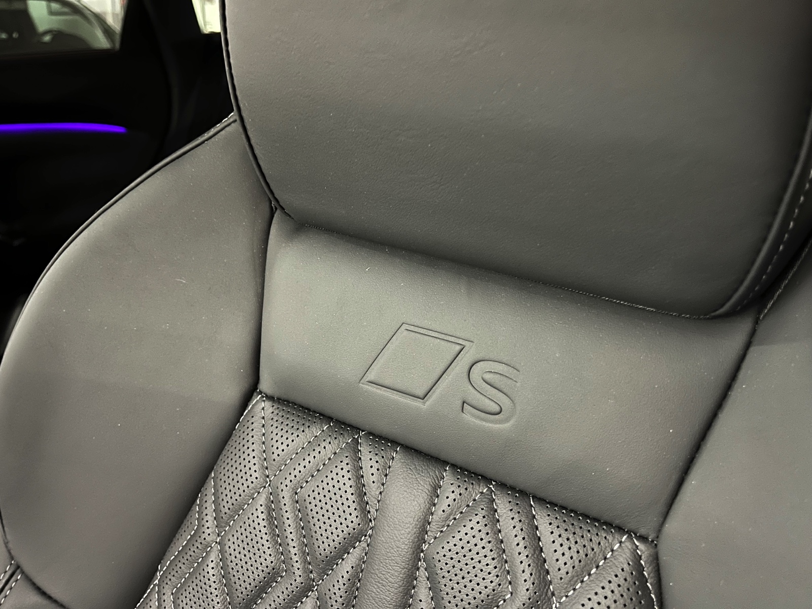 
								AUDI SQ5 TFSI quattro S-tronic en plein écran									