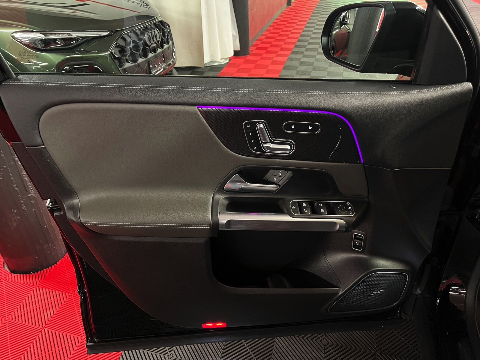 
								MERCEDES-BENZ GLB 250 4Matic AMG Line 8G-Tronic en plein écran									
