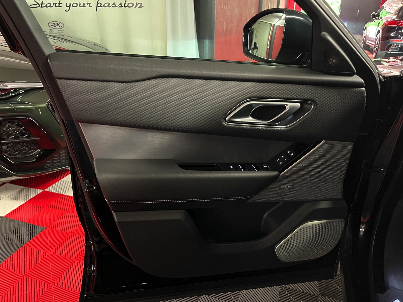 
								LAND ROVER Range Rover Velar R-Dynamic P 250 SE Automatic en plein écran									