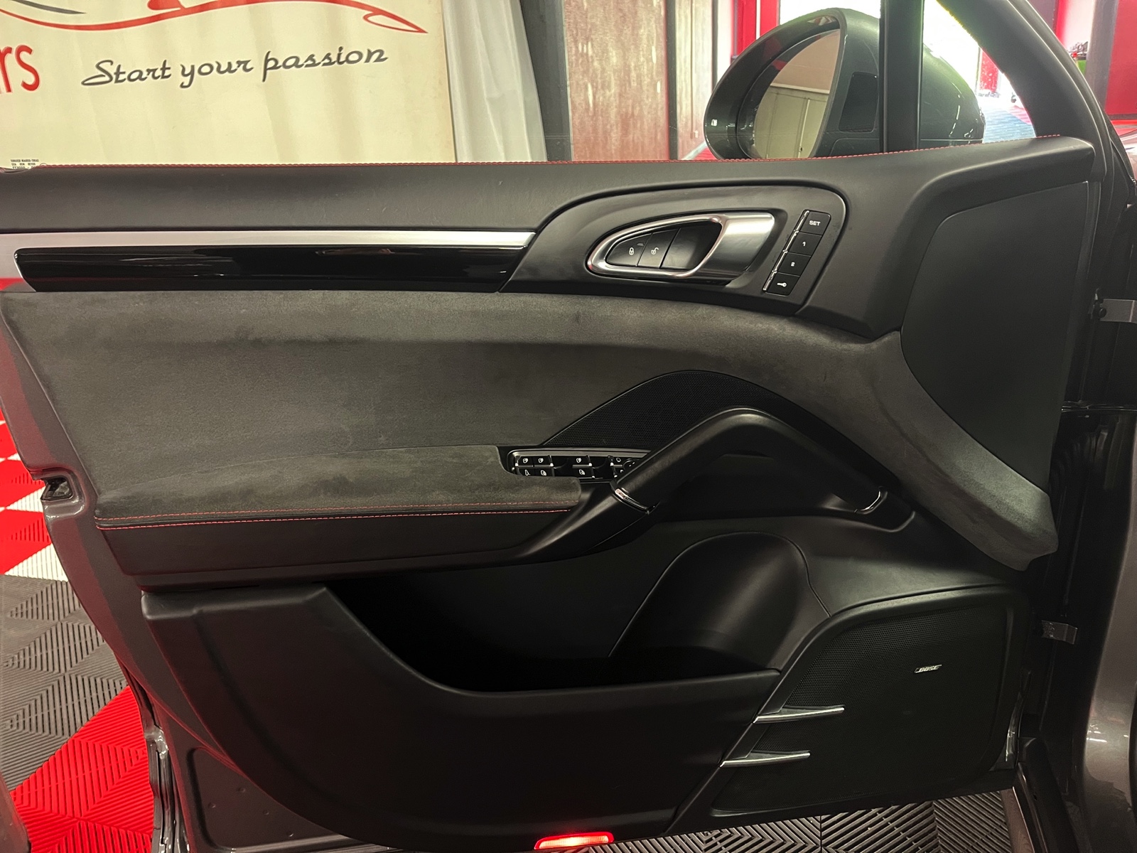 
								PORSCHE Cayenne GTS en plein écran									