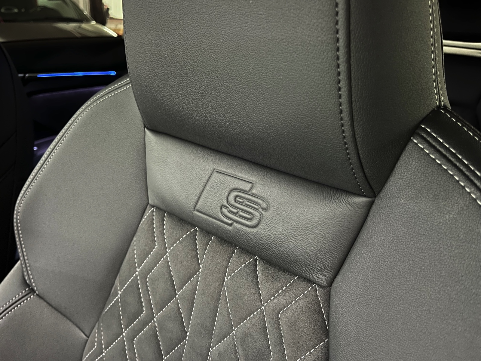 
								AUDI A3 Sportback 35 TFSI S line S-tronic en plein écran									