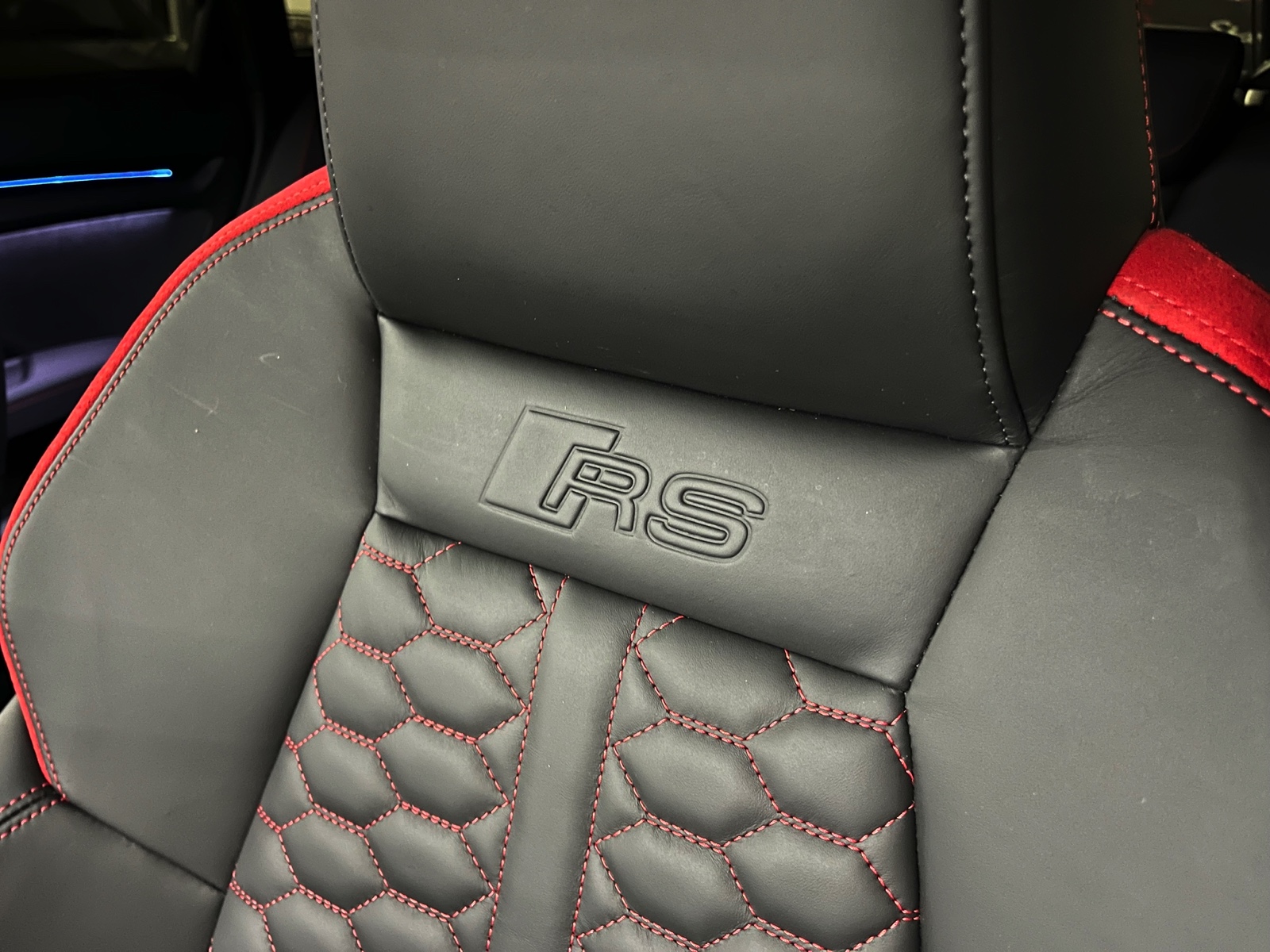 
								AUDI RS3 Sportback 2.5 TSI quattro S-tronic en plein écran									