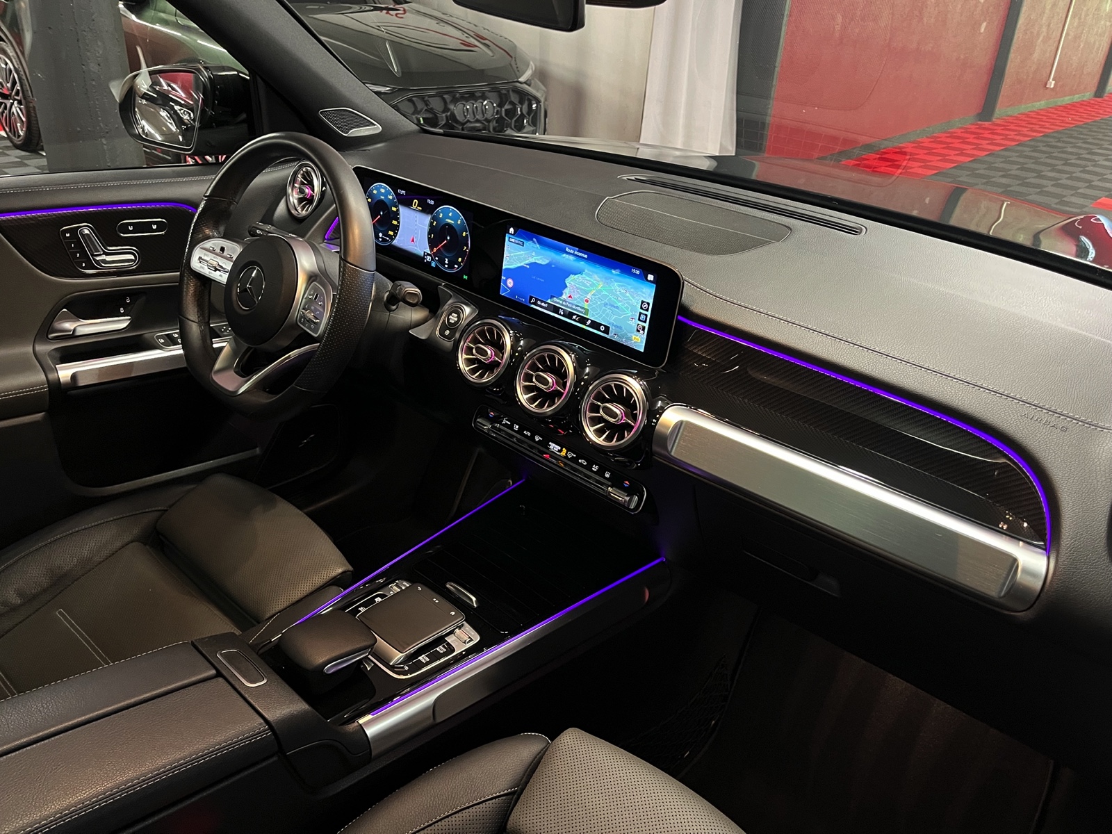 
								MERCEDES-BENZ GLB 250 4Matic AMG Line 8G-Tronic en plein écran									