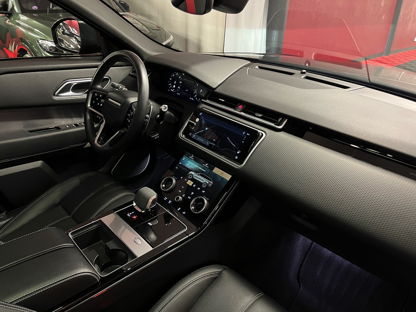 
								LAND ROVER Range Rover Velar R-Dynamic P 250 SE Automatic en plein écran									