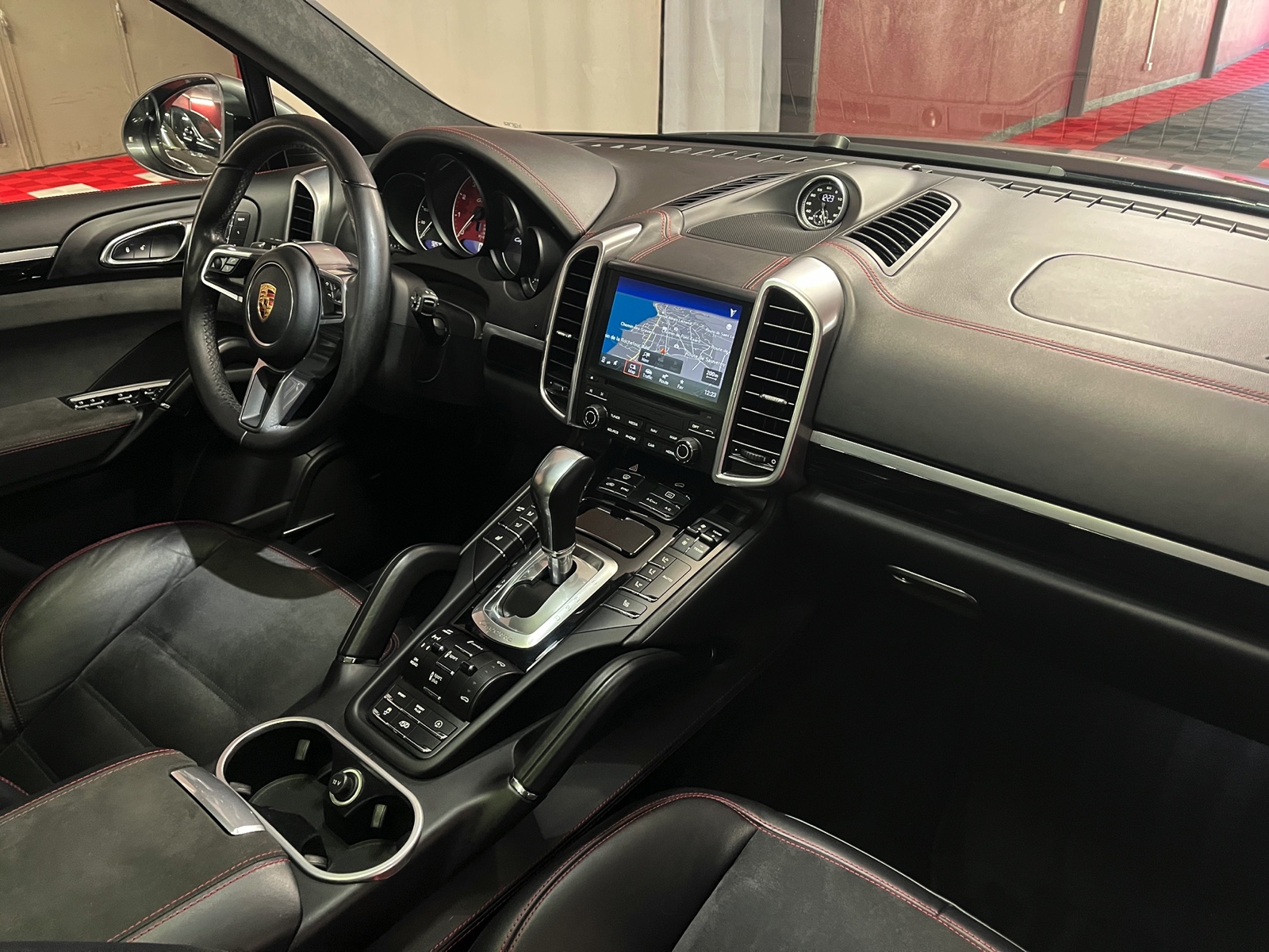 
								PORSCHE Cayenne GTS en plein écran									