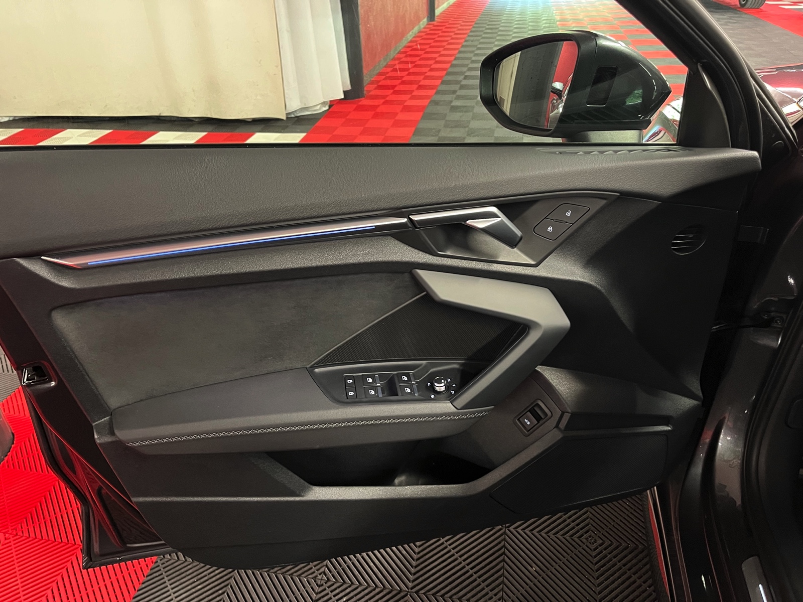 
								AUDI A3 Sportback 35 TFSI S line S-tronic en plein écran									