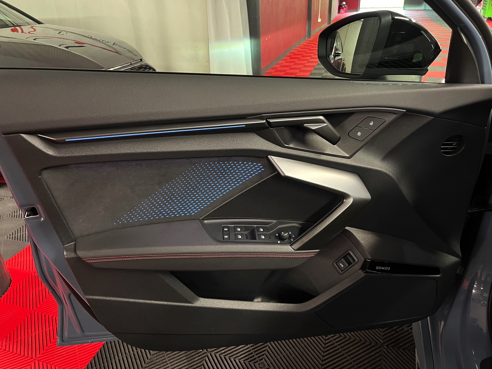 
								AUDI RS3 Sportback 2.5 TSI quattro S-tronic en plein écran									