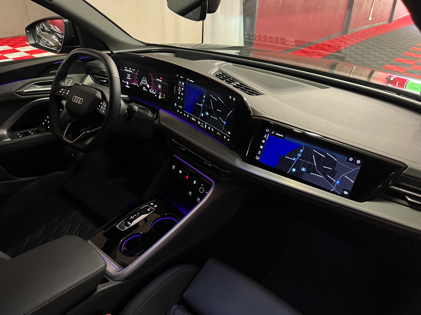 
								AUDI SQ5 TFSI quattro S-tronic en plein écran									