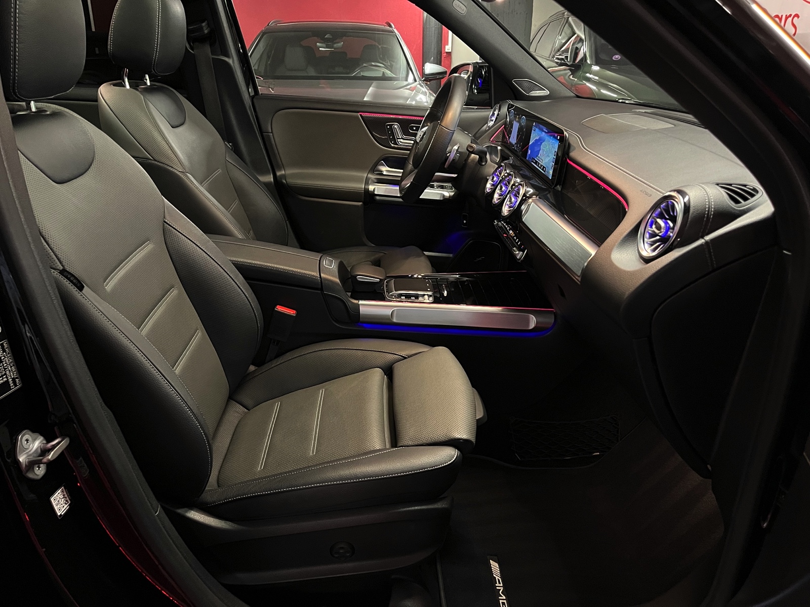 
								MERCEDES-BENZ GLB 250 4Matic AMG Line 8G-Tronic en plein écran									