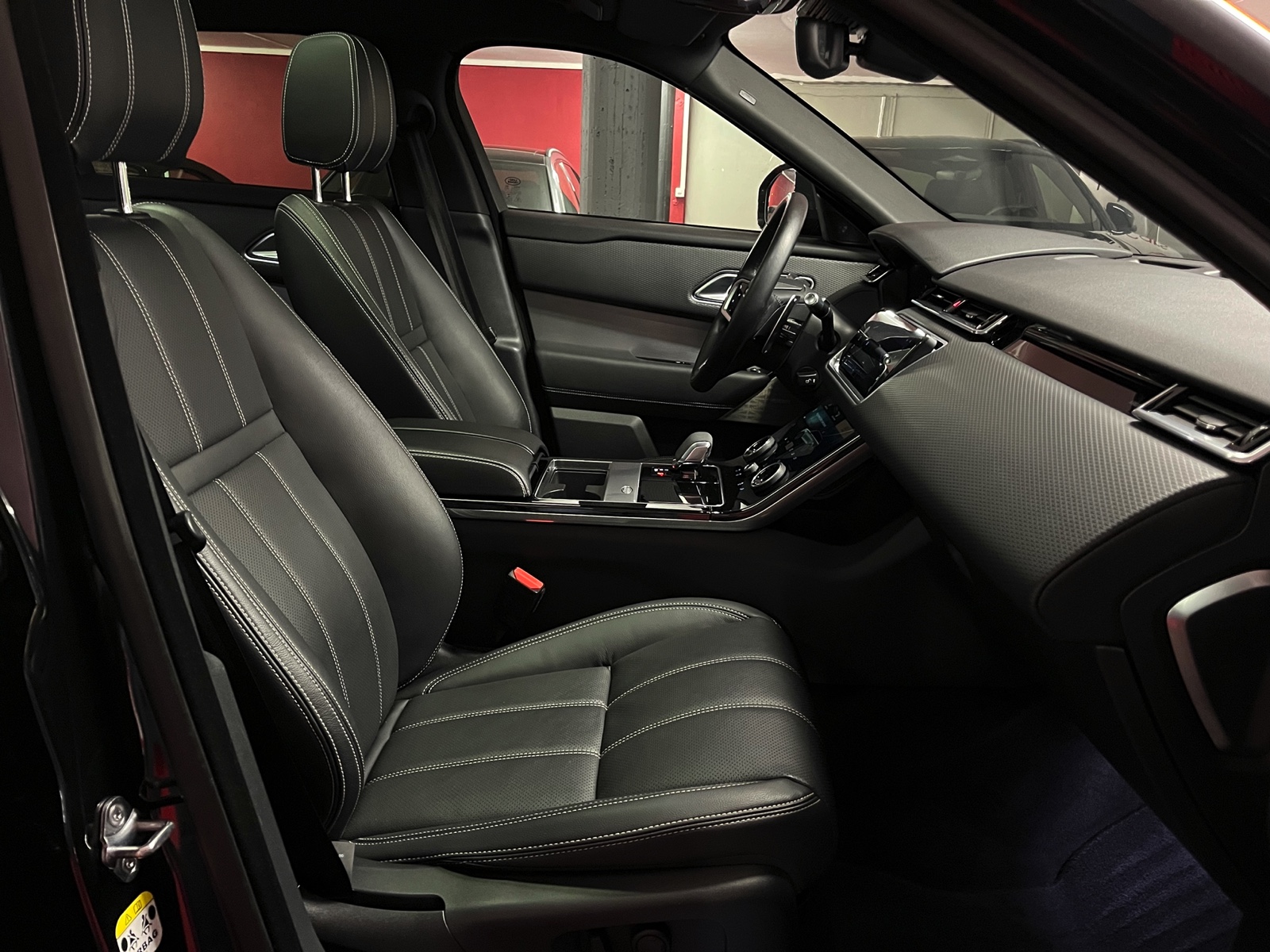 
								LAND ROVER Range Rover Velar R-Dynamic P 250 SE Automatic en plein écran									