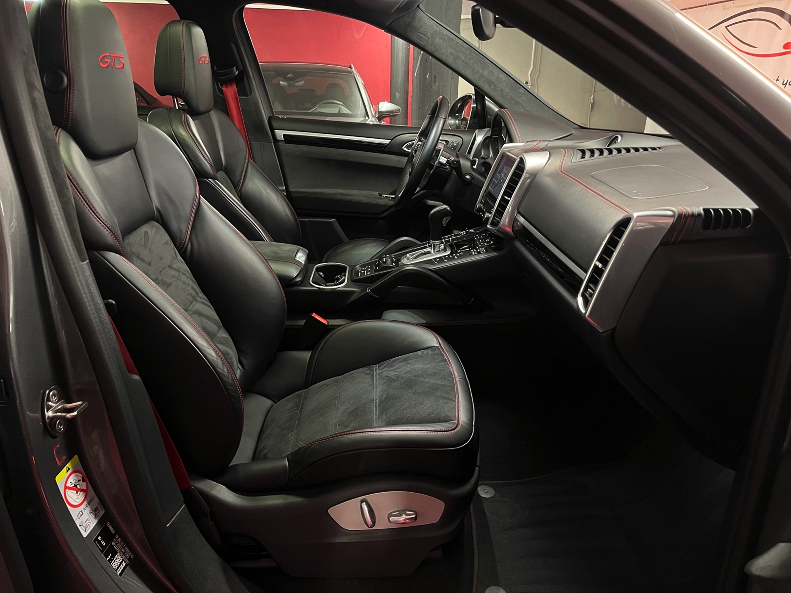 
								PORSCHE Cayenne GTS en plein écran									