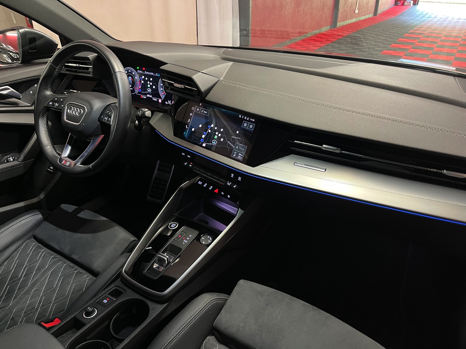 
								AUDI A3 Sportback 35 TFSI S line S-tronic en plein écran									