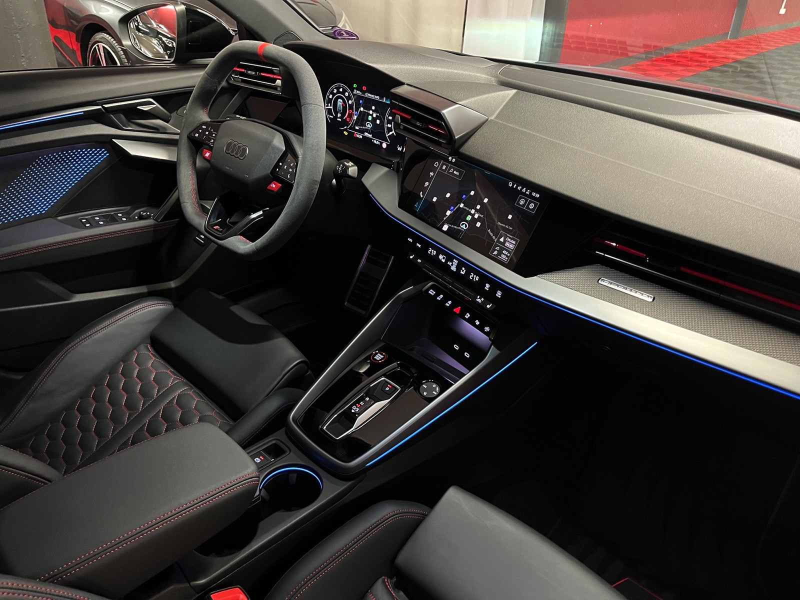 
								AUDI RS3 Sportback 2.5 TSI quattro S-tronic en plein écran									