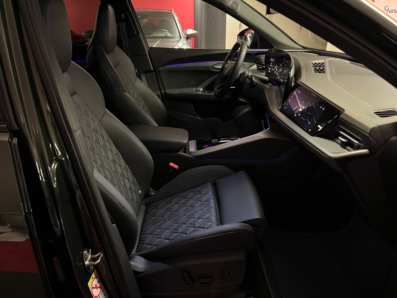 
								AUDI SQ5 TFSI quattro S-tronic en plein écran									