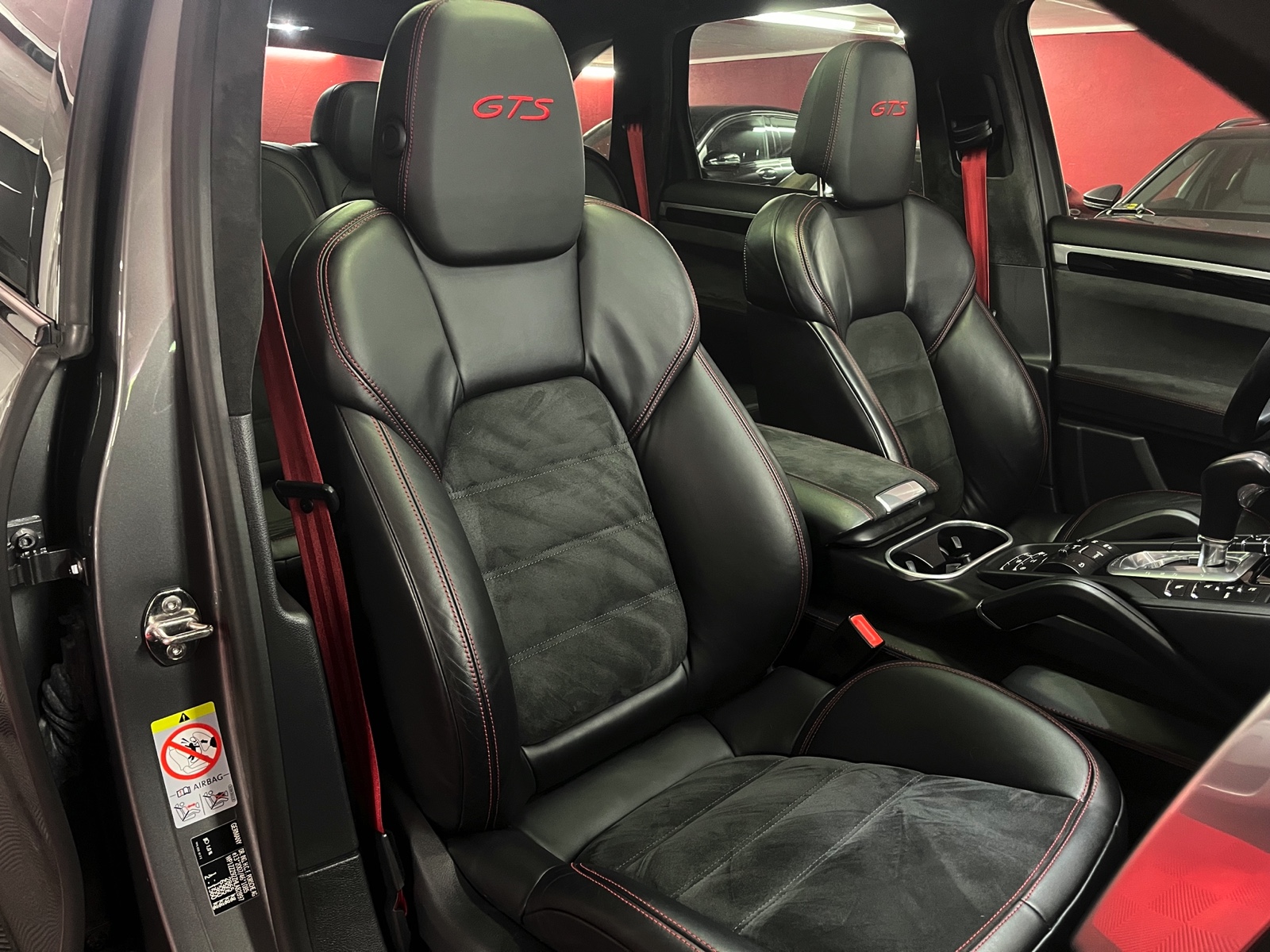 
								PORSCHE Cayenne GTS en plein écran									