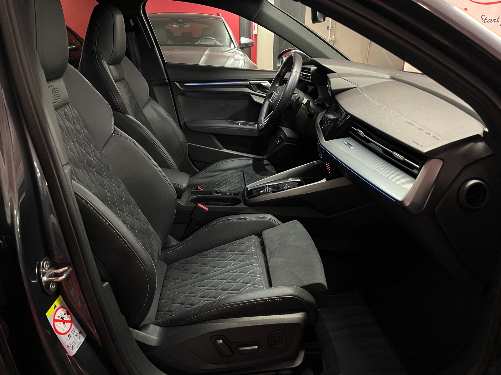 
								AUDI A3 Sportback 35 TFSI S line S-tronic en plein écran									