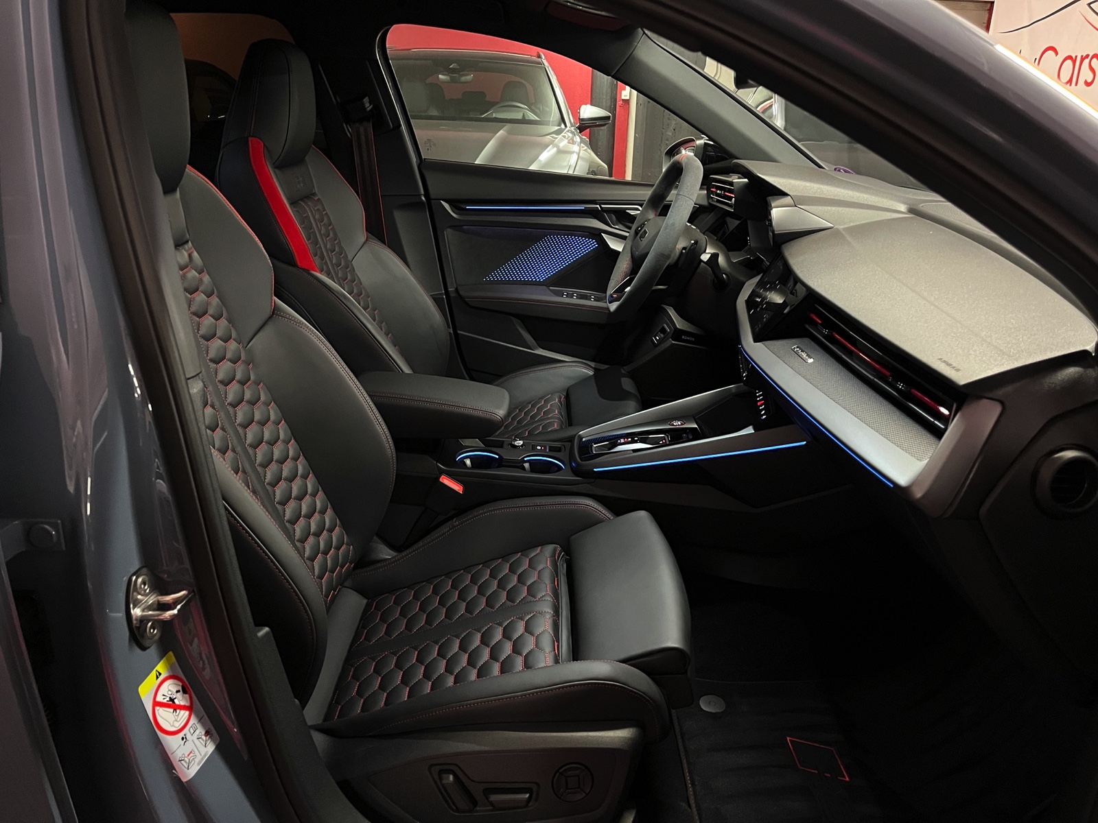 
								AUDI RS3 Sportback 2.5 TSI quattro S-tronic en plein écran									