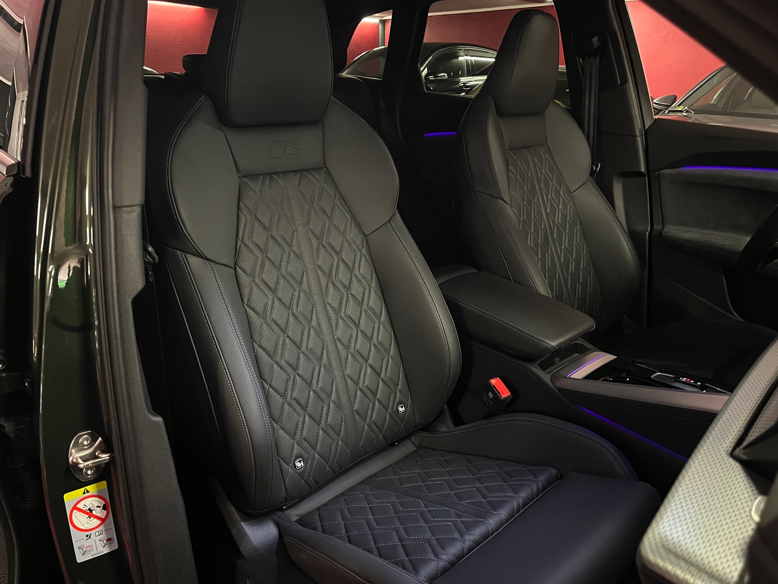 
								AUDI SQ5 TFSI quattro S-tronic en plein écran									