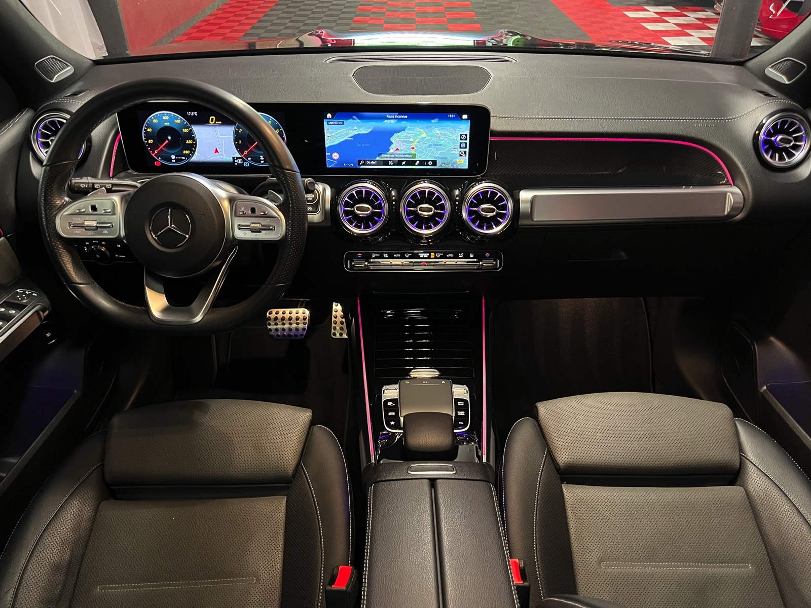 
								MERCEDES-BENZ GLB 250 4Matic AMG Line 8G-Tronic en plein écran									