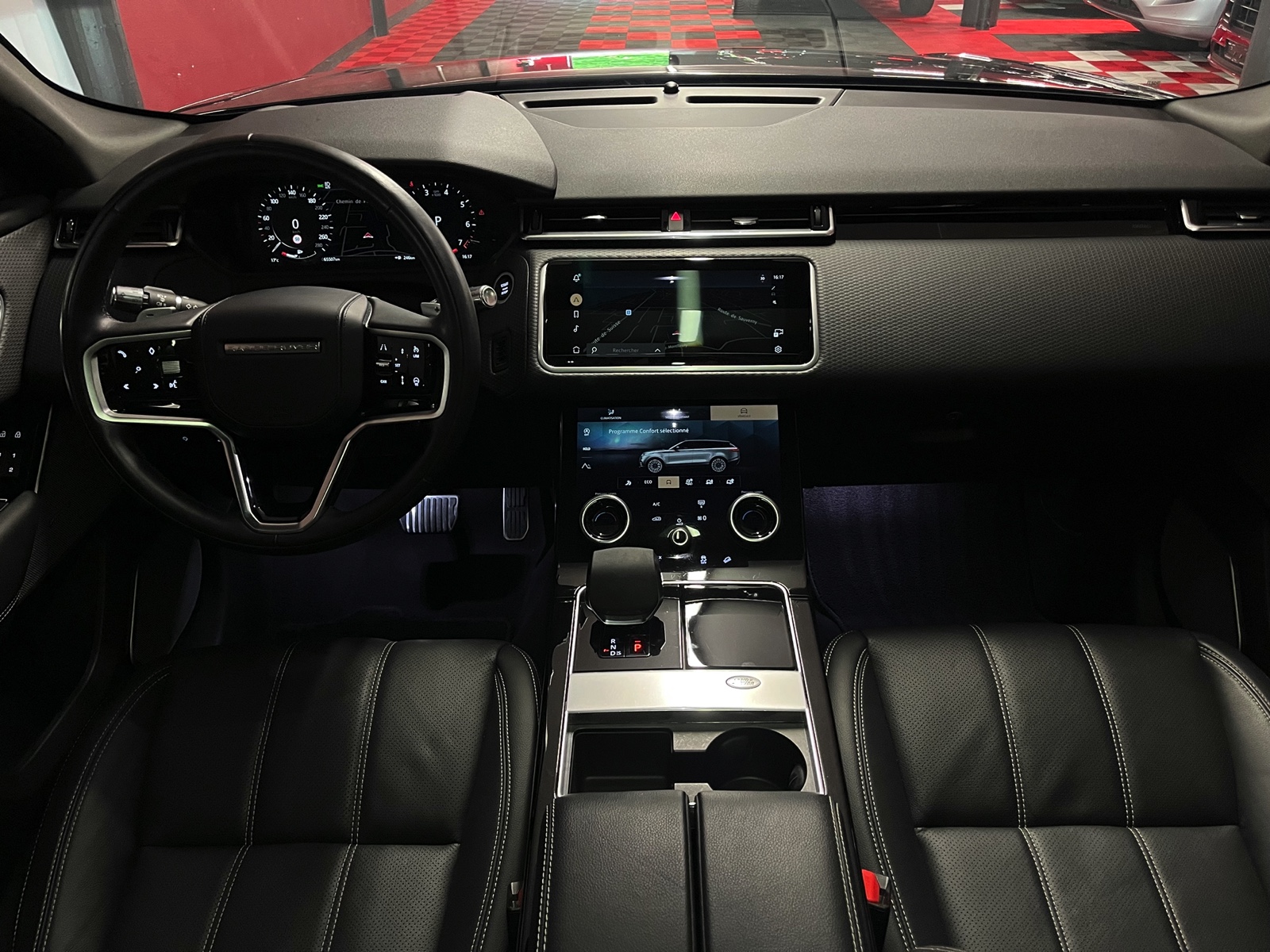 
								LAND ROVER Range Rover Velar R-Dynamic P 250 SE Automatic en plein écran									