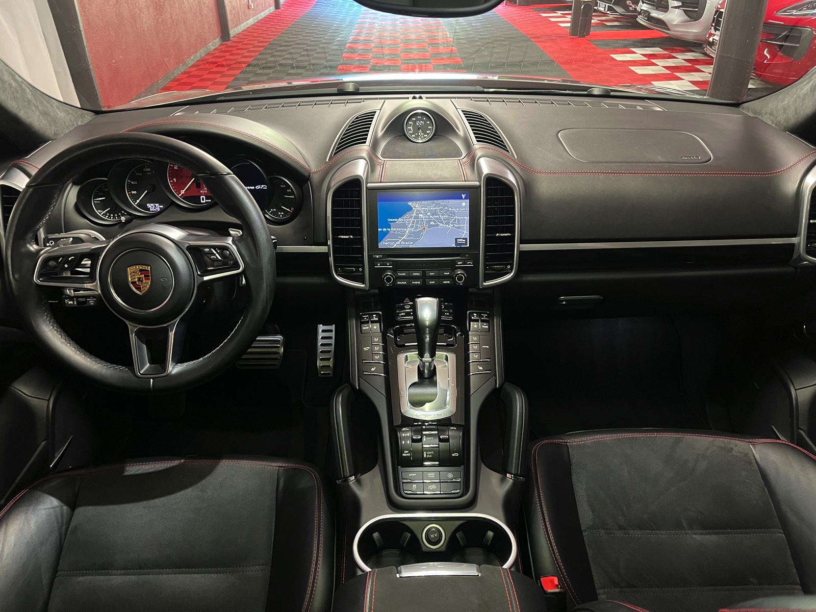 
								PORSCHE Cayenne GTS en plein écran									