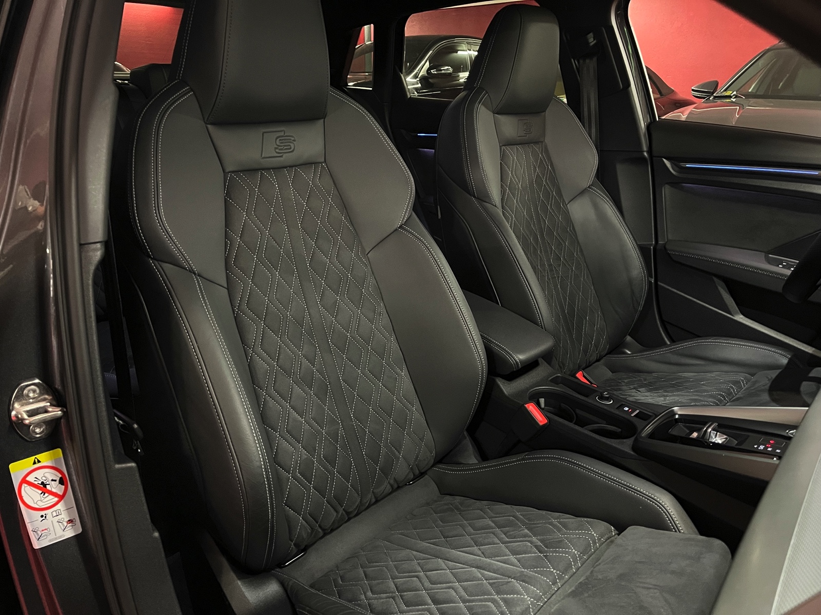 
								AUDI A3 Sportback 35 TFSI S line S-tronic en plein écran									